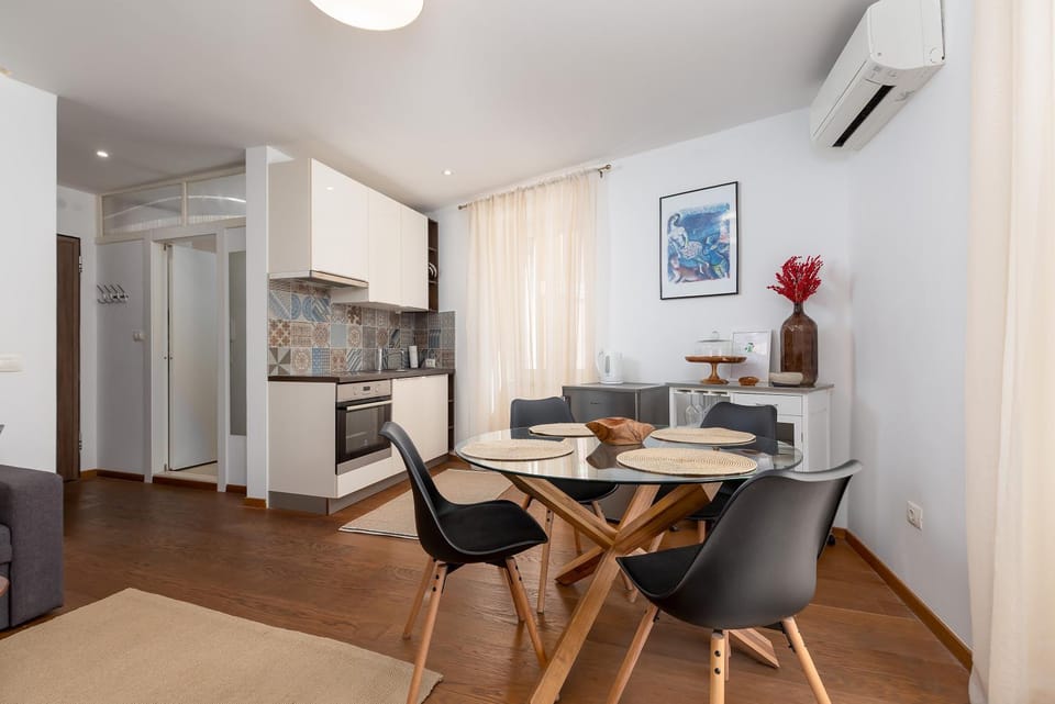 Kitchen or kitchenette, Seating area, Dining area
