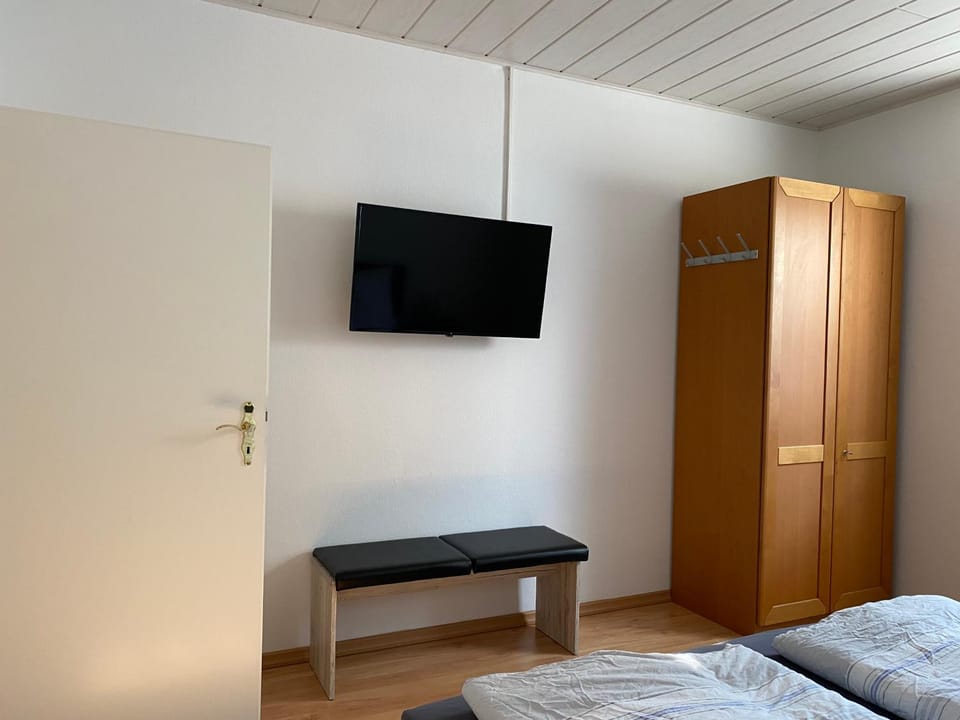 Bed, TV and multimedia, Bedroom