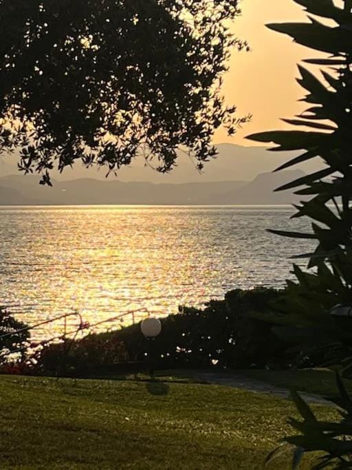 Appartamento sulla spiaggia piscina panoramica Apartment in Manerba del Garda