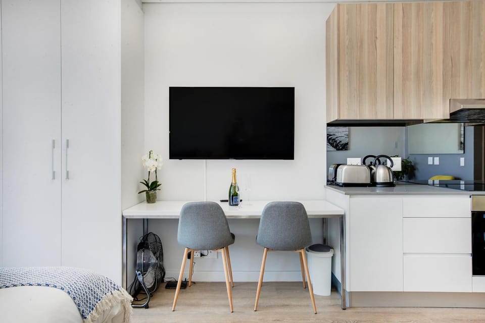 TV and multimedia, Coffee/tea facilities, Kitchen or kitchenette, Seating area