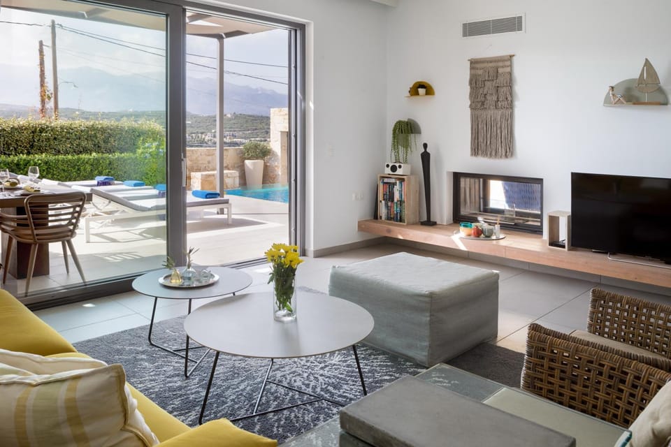 TV and multimedia, Living room, Seating area, Garden view, Mountain view, Pool view