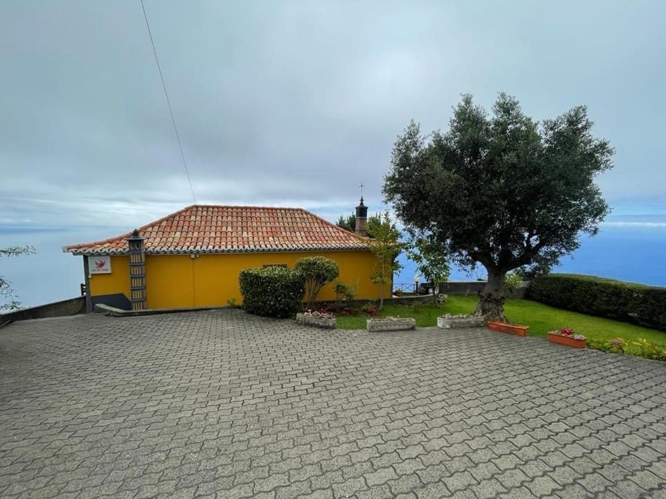 CASA DOS FALCÕES casa rural de construção tradicional House in Madeira District