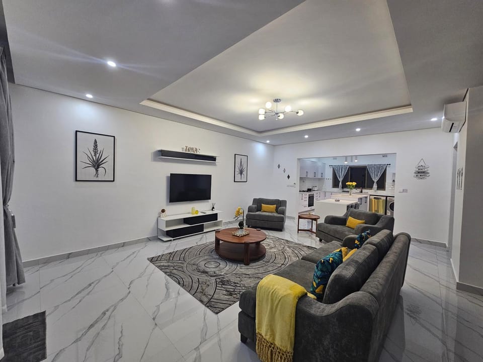 TV and multimedia, Living room, Seating area, Evening entertainment