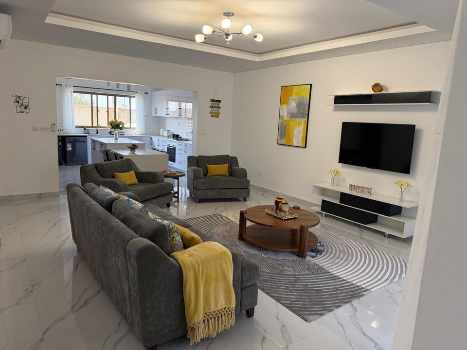 TV and multimedia, Living room, Seating area, Evening entertainment