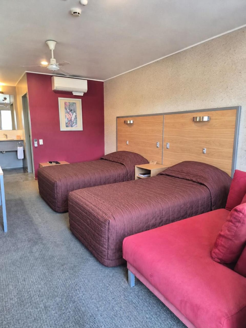 Bed, TV and multimedia, Photo of the whole room, Seating area, Bedroom, air conditioner