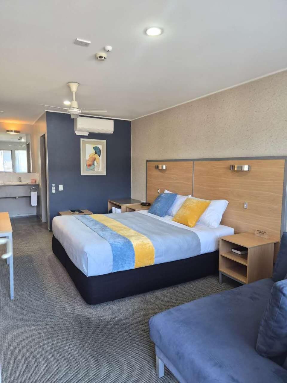 Bed, Seating area, Dining area, Bedroom