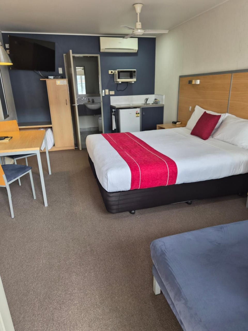 Bed, Dining area, Bedroom, microwave, kitchen, air conditioner