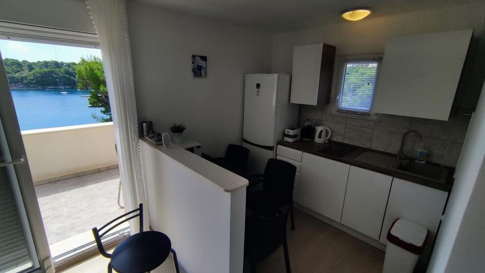 Kitchen or kitchenette, Dining area, minibar, stove