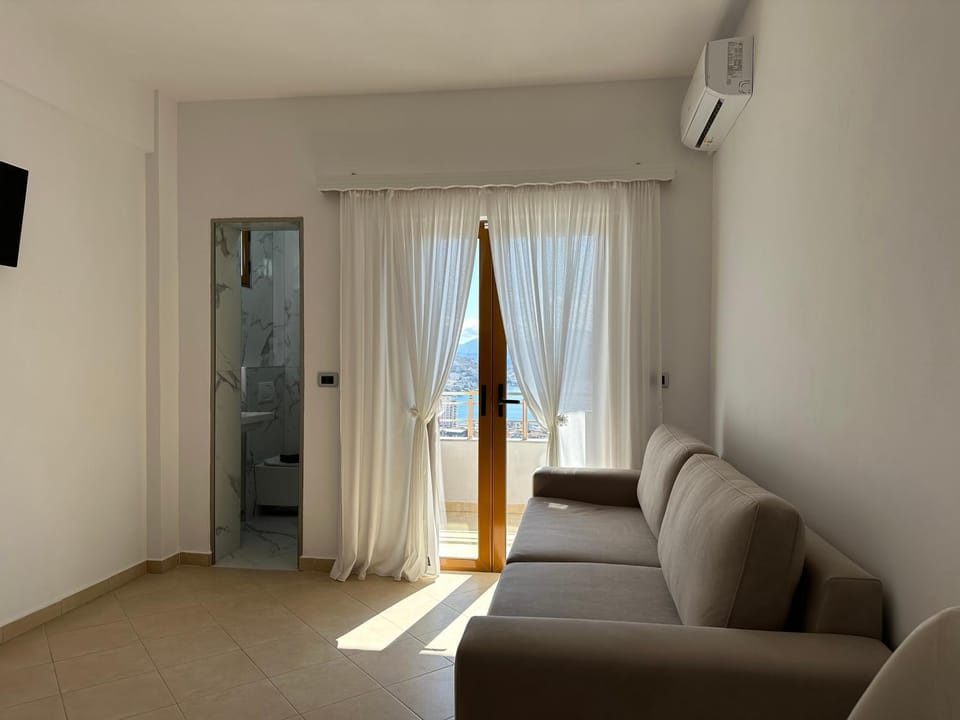 TV and multimedia, Living room, Seating area, internet, air conditioner
