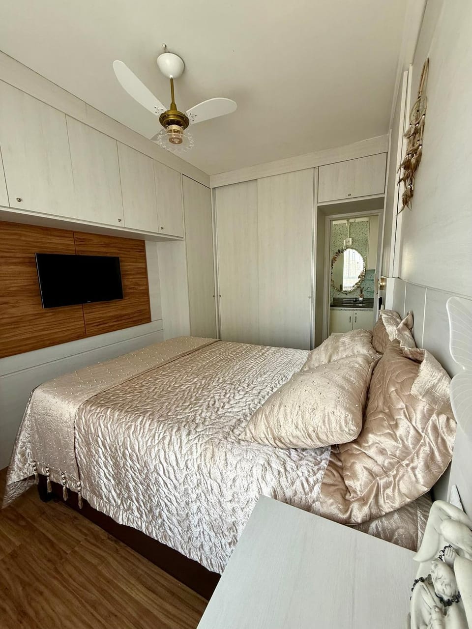 Shower, Toilet, Bed, Bathroom, TV and multimedia, Photo of the whole room, Decorative detail, Bedroom, Area and facilities, furniture, internet, towels, air conditioner