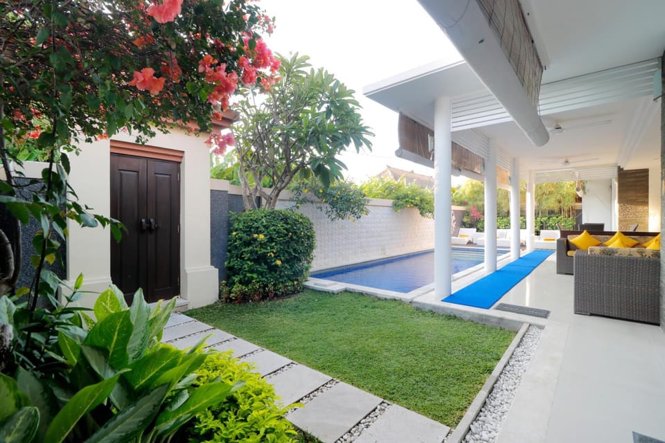 Property building, Day, Garden, Garden view, Pool view, Swimming pool, Family, sunbed
