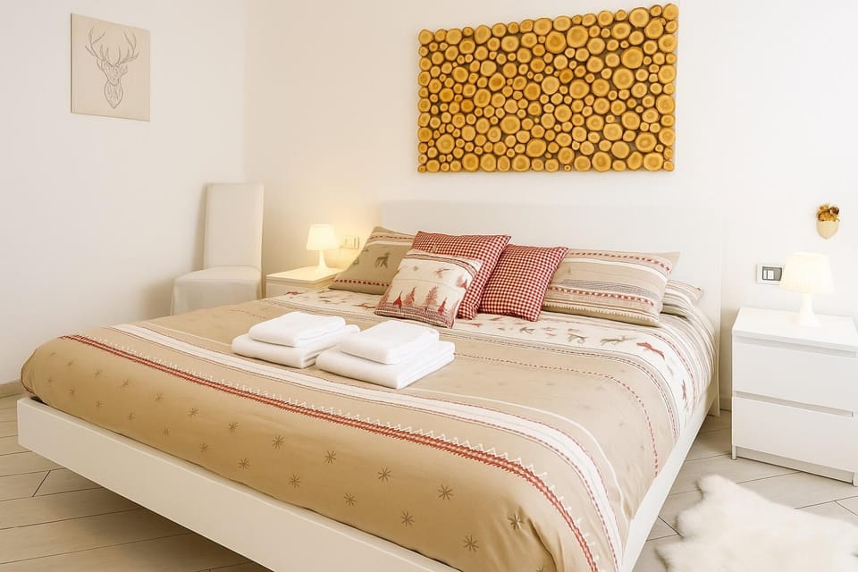 Bed, Photo of the whole room, Bedroom, towels