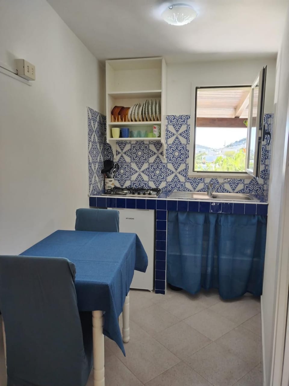 Kitchen or kitchenette, Seating area, Dining area