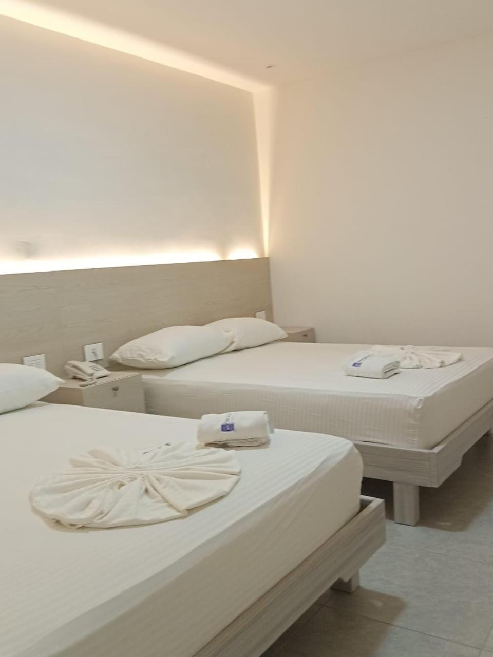 Bed, Family, Parking, towels