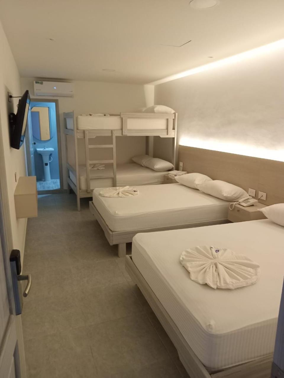 Bed, TV and multimedia, Photo of the whole room, Bedroom, bunk bed, towels