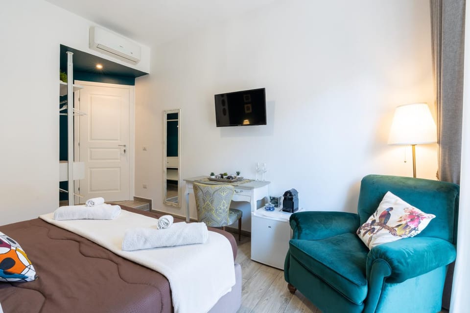 Bed, TV and multimedia, Photo of the whole room, Seating area, Bedroom, towels, wardrobe, air conditioner