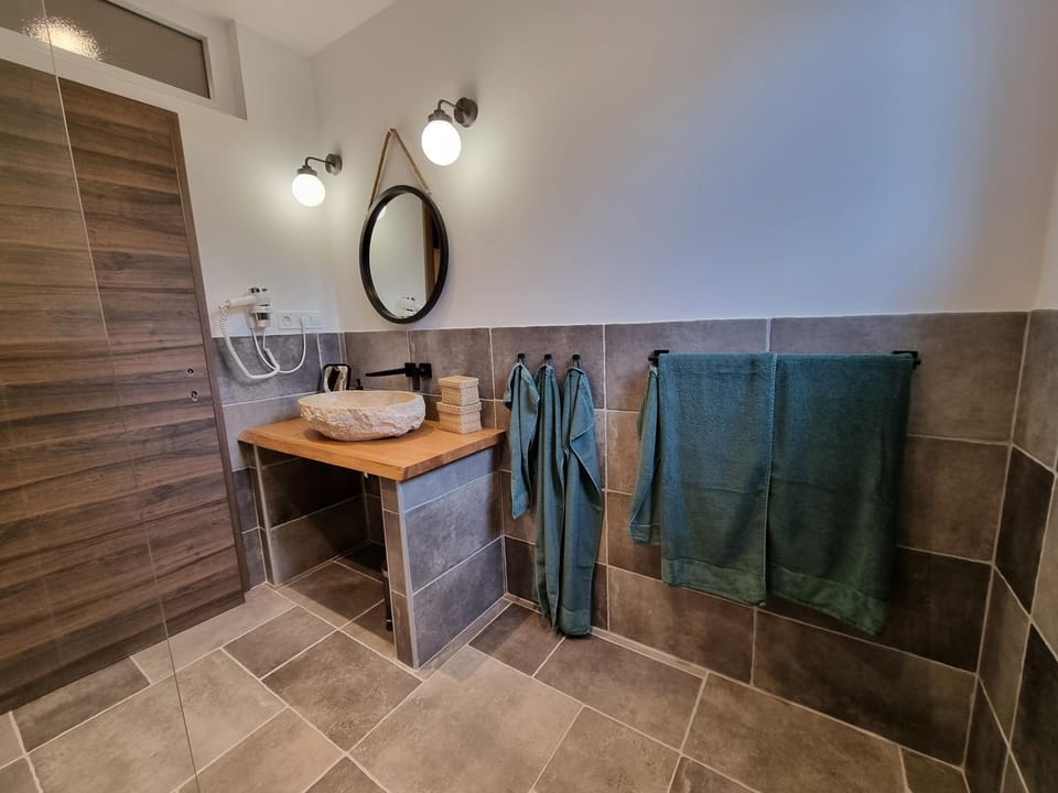 Bathroom, towels