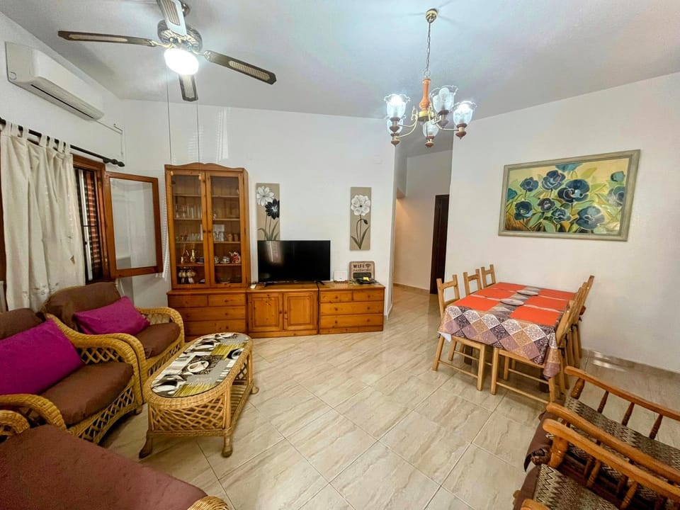 Communal lounge/ TV room, TV and multimedia, Living room, Seating area, Dining area