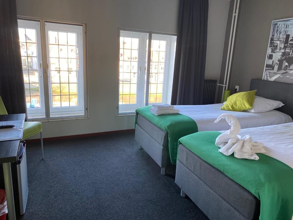 Nearby landmark, Restaurant/places to eat, Bed, Photo of the whole room, Bedroom, River view, Shopping Area