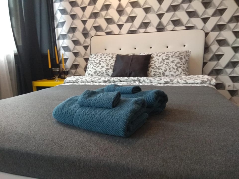 Bed, towels