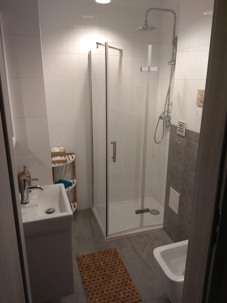 Shower, Toilet, Bathroom, towels