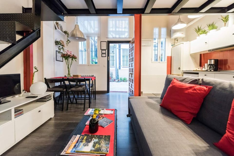 Kitchen or kitchenette, Living room, Photo of the whole room, Decorative detail, Dining area