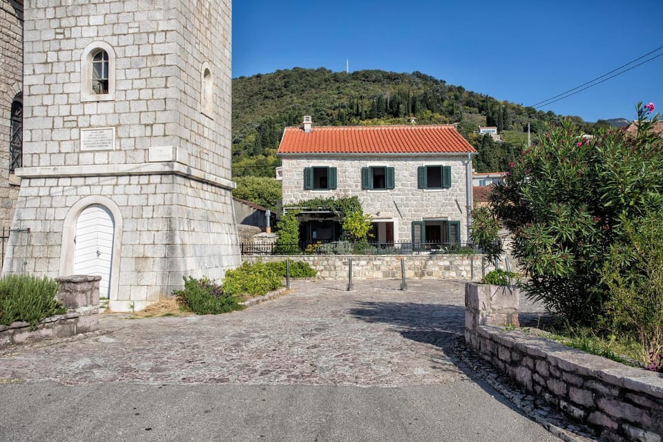 Property building, Patio, Facade/entrance, Neighbourhood, Place of worship, Garden, Balcony/Terrace, Autumn, On site, Mountain view, Street view