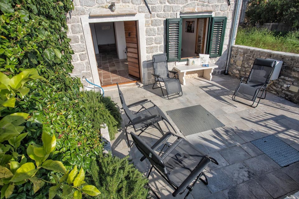 Patio, Patio, Facade/entrance, Day, Garden, Garden, Balcony/Terrace, Seating area, Autumn, On site, Garden view, Mountain view, Sea view