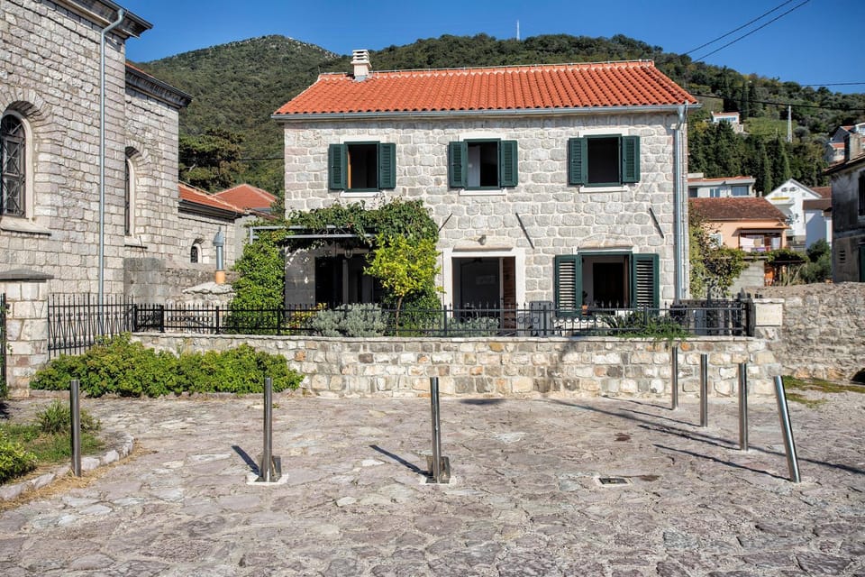 Property building, Neighbourhood, BBQ facilities, Place of worship, Garden, Balcony/Terrace, Autumn, On site