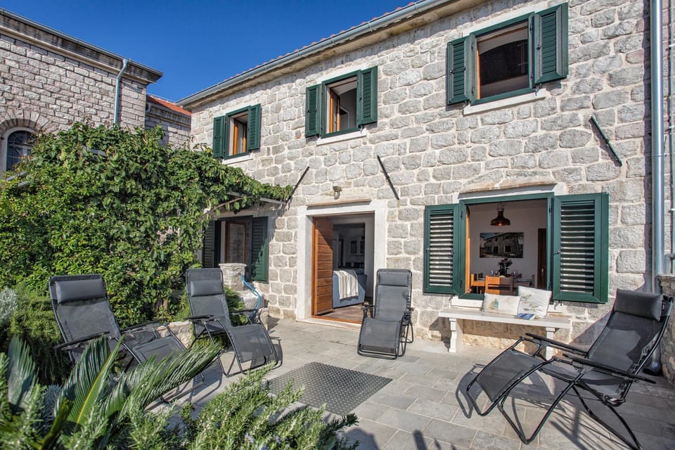 Property building, Patio, Facade/entrance, Day, Natural landscape, Garden, Autumn, On site, Mountain view, Sea view