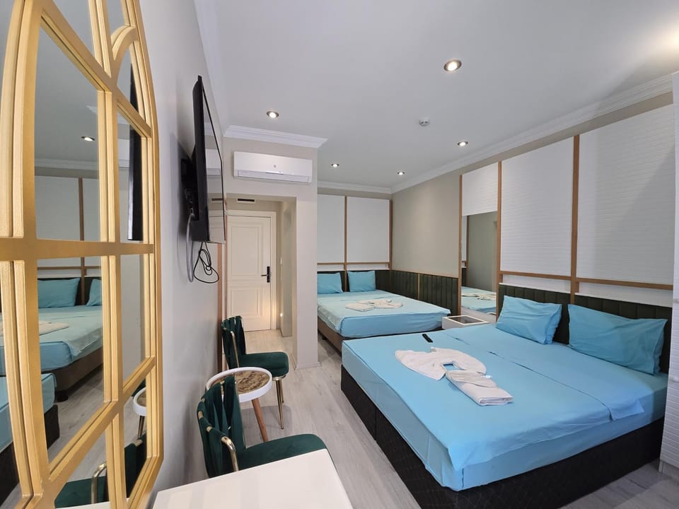 Bed, TV and multimedia, Photo of the whole room, Seating area, Bedroom, towels, air conditioner