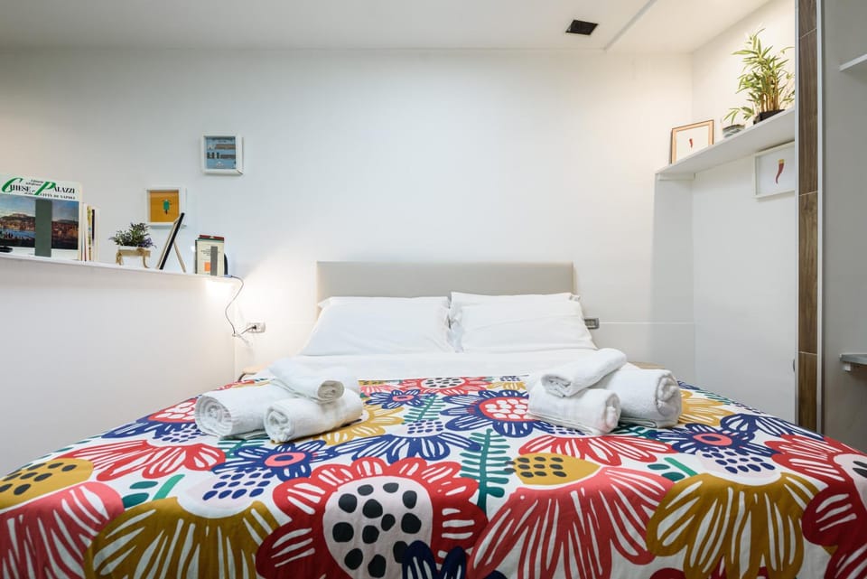 Bed, towels