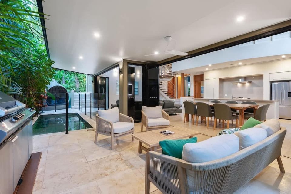 Flagstaff Pavillion - A Lush Subtropical Paradise Villa in Port Douglas