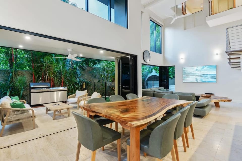Flagstaff Pavillion - A Lush Subtropical Paradise Villa in Port Douglas
