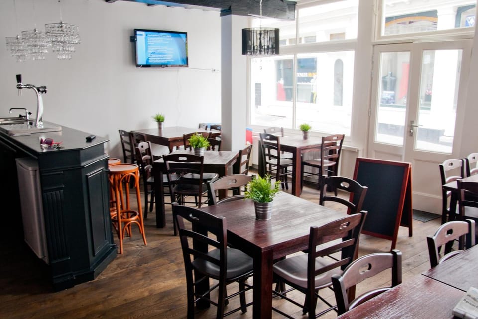 Restaurant/places to eat, Lounge or bar