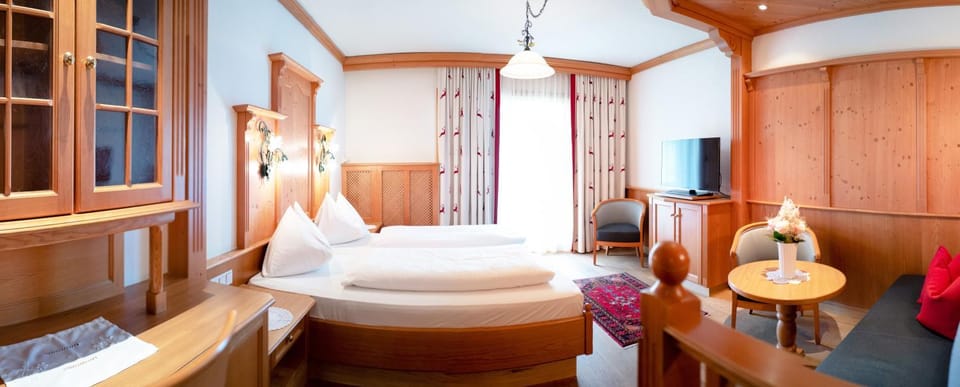 Bed, TV and multimedia, Living room, Photo of the whole room, Seating area, Bedroom