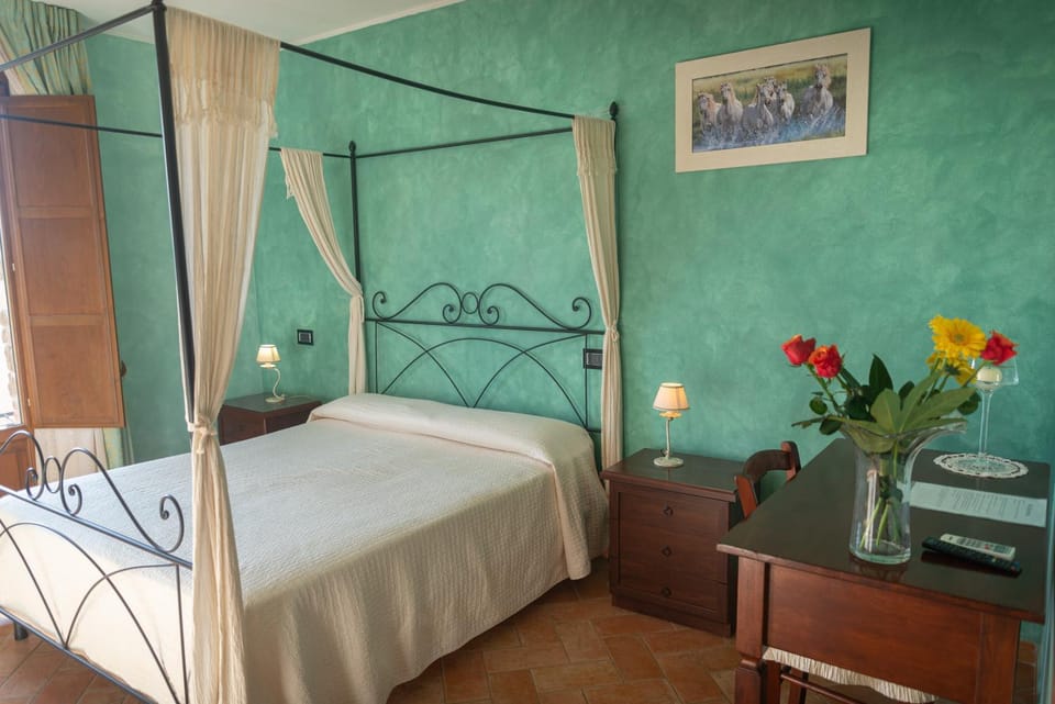 Bed, Photo of the whole room, Bedroom, hair dresser