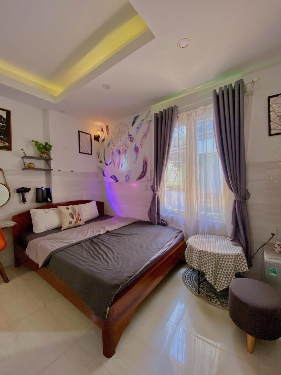 Bed, Photo of the whole room, Seating area, Bedroom