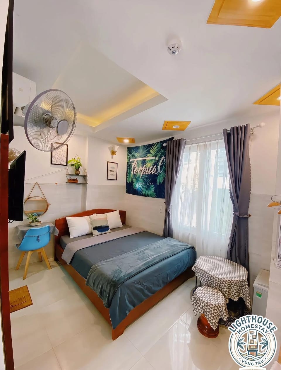 Toilet, Bed, Bathroom, TV and multimedia, Photo of the whole room, Seating area, Bedroom, towels, air conditioner