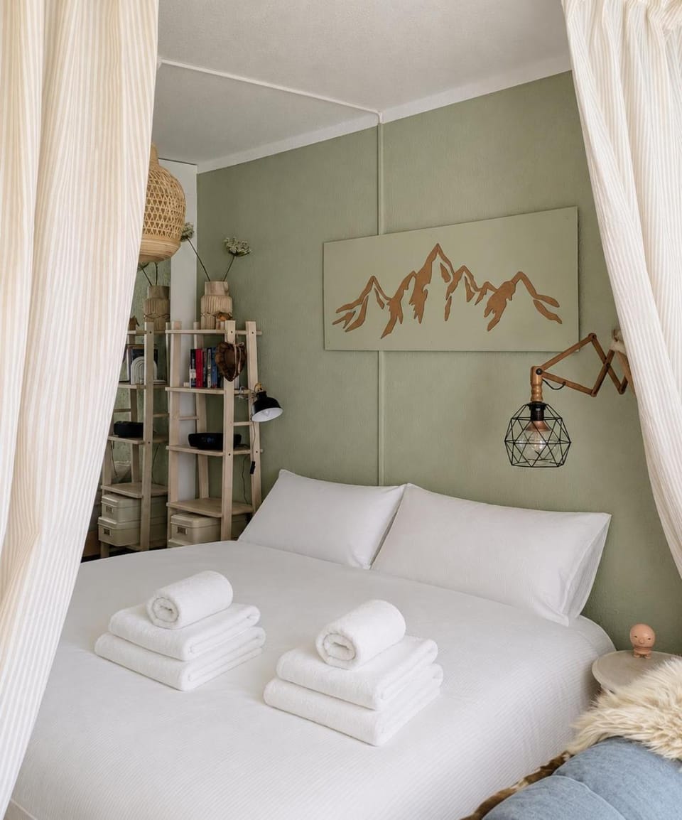 Bed, Bedroom, towels