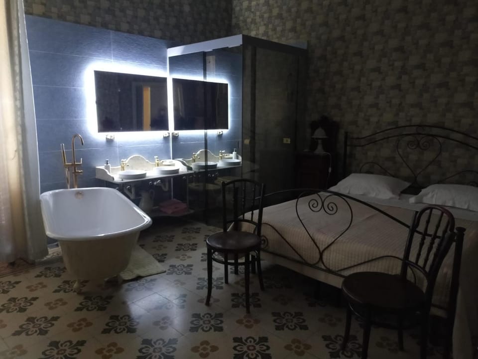 Photo of the whole room, Bath