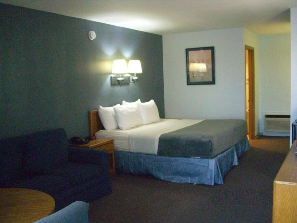 Quail's Nest Inn & Suites Hotel in Osage Beach