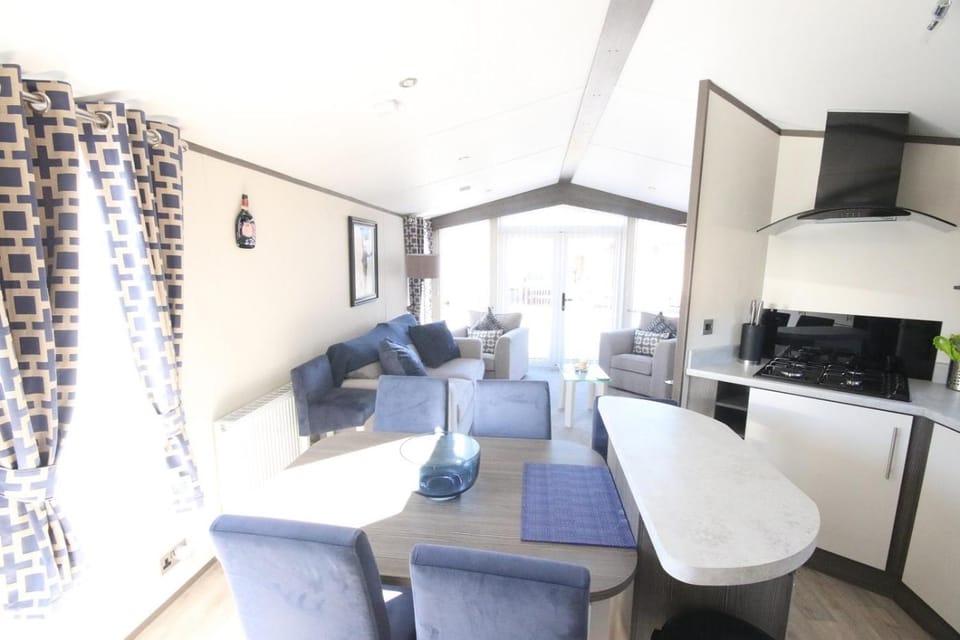 Coffee/tea facilities, Kitchen or kitchenette, Dining area