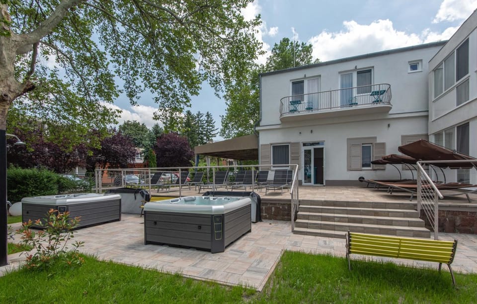 Property building, Swimming pool, sunbed