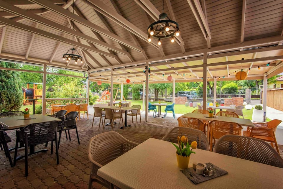 Restaurant/places to eat, Food and drinks, Garden view