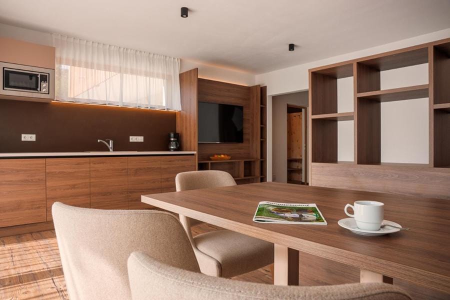 Kitchen or kitchenette, Living room, Seating area, Dining area, minibar