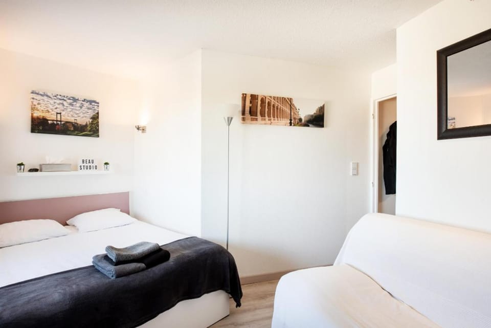 Bed, Living room, Bedroom