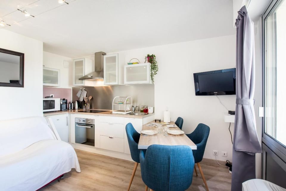 Day, TV and multimedia, Kitchen or kitchenette, Living room, Dining area