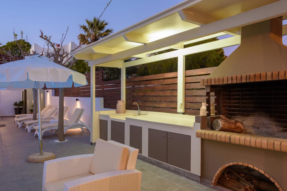 Nightclub / DJ, Lounge or bar