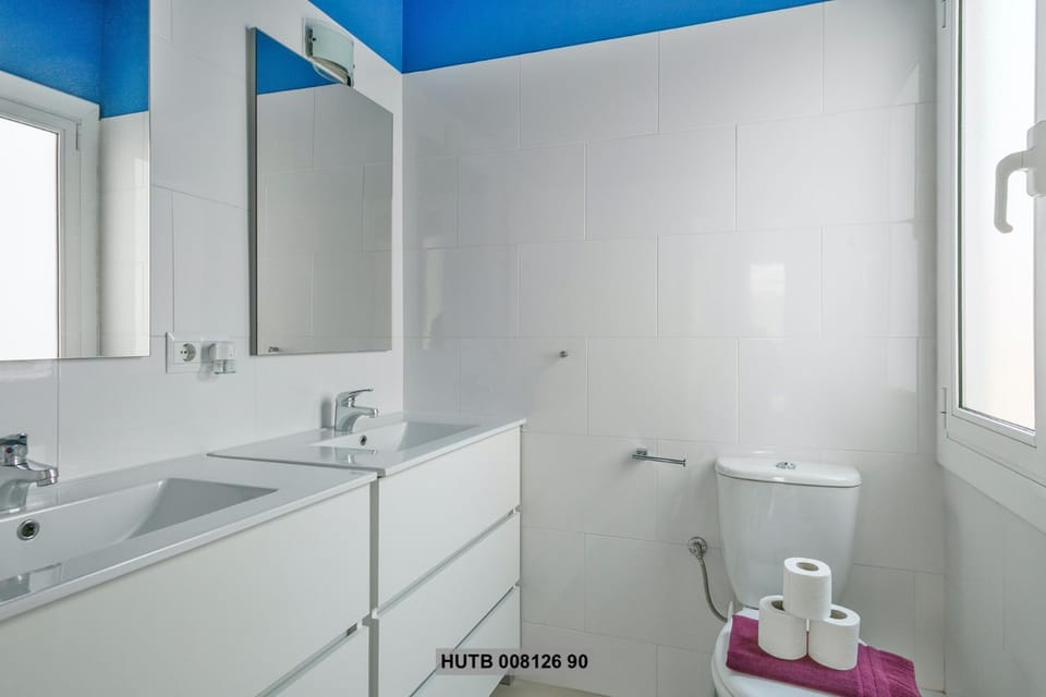 Day, Bathroom, On site